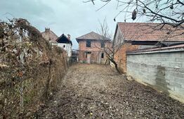 Casă la roșu cu 7 camere, 2 băi, 1 bucatarie.