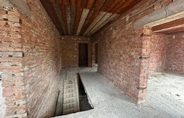 Casă la roșu cu 7 camere, 2 băi, 1 bucatarie.