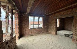 Casă la roșu cu 7 camere, 2 băi, 1 bucatarie.