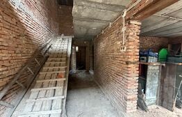 Casă la roșu cu 7 camere, 2 băi, 1 bucatarie.