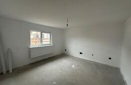 Casă cu 3 camere 130 mp, 1 bucătărie, 1 living, 2 băi, 1 garaj, curte.