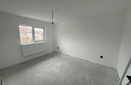 Casă cu 3 camere 130 mp, 1 bucătărie, 1 living, 2 băi, 1 garaj, curte.