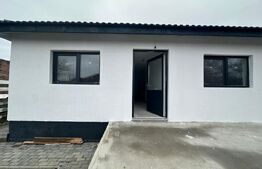 Casă cu 3 camere 130 mp, 1 bucătărie, 1 living, 2 băi, 1 garaj, curte.