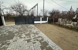 Casă cu 3 camere 130 mp, 1 bucătărie, 1 living, 2 băi, 1 garaj, curte.