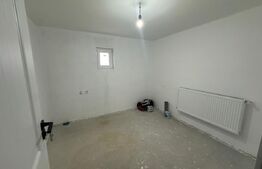 Casă cu 3 camere 130 mp, 1 bucătărie, 1 living, 2 băi, 1 garaj, curte.