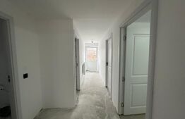 Casă cu 3 camere 130 mp, 1 bucătărie, 1 living, 2 băi, 1 garaj, curte.