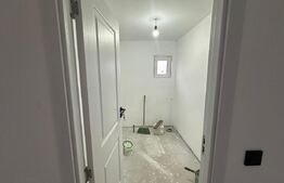 Casă cu 3 camere 130 mp, 1 bucătărie, 1 living, 2 băi, 1 garaj, curte.