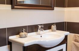 Casă de vanzare, cu 6 camere, 379 mp, zona Oarda de Sus 