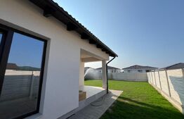 Casă nouă, modernă, cu 4 camere, terasă și curte generoasă 