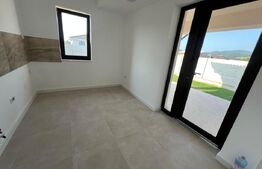 Casă nouă, modernă, cu 4 camere, terasă și curte generoasă 