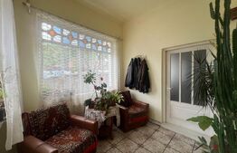 Casă cu 2 camere curte spațioasă și grădină îngrijită