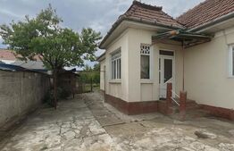 Casă cu 2 camere curte spațioasă și grădină îngrijită