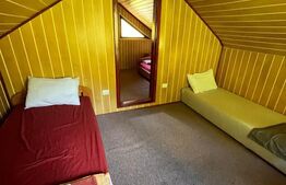 Casa de vacanta cu 4 camere, 1470 mp teren, Sugag