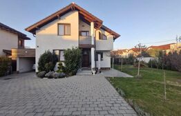 Casă Individuală Modernă cu Panouri Solare, Intrare Separată și Curte Spațioasă