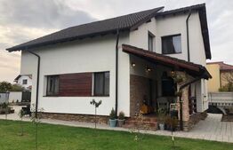 Casă Individuală Modernă cu Panouri Solare, Intrare Separată și Curte Spațioasă