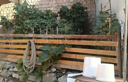 Casă cu 3 camere și grădină, aproape de centrul orașului Câmpeni
