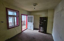 Casă veche cu 4 camere, demisol, teren 300 mp, zona Câmpeni, Mihoeşti