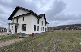 Pensiune în construcție cu potențial turistic și teren generos. 420mp utili 