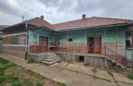 Casă spațioasă cu 4 camere, bucătărie de vară și teren, Cugir