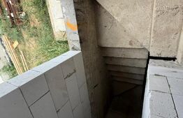 Casă la Roșu pe Dealul Furcilor – 3 Dormitoare, Subsol, Living Separat, 3 Băi 