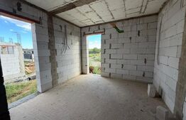 Casă la Roșu pe Dealul Furcilor – 3 Dormitoare, Subsol, Living Separat, 3 Băi 