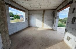 Casă la Roșu pe Dealul Furcilor – 3 Dormitoare, Subsol, Living Separat, 3 Băi 