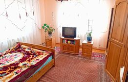 Apartament 2 camere, la casa, decomandat, zona Cetate