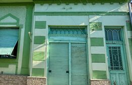 Casă de vânzare în centrul Pâncota cu magazin și dependințe.