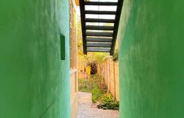 Casă de vânzare în centrul Pâncota cu magazin și dependințe.