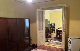 Casă de vânzare în centrul Pâncota cu magazin și dependințe.