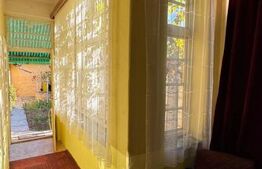 Casă de vânzare în centrul Pâncota cu magazin și dependințe.