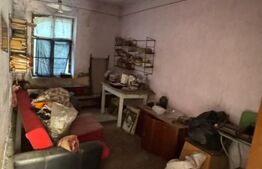 Casă de vânzare în centrul Pâncota cu magazin și dependințe.