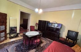 Casă de vânzare în centrul Pâncota cu magazin și dependințe.