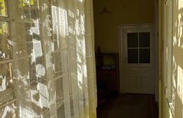 Casă de vânzare în centrul Pâncota cu magazin și dependințe.