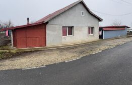 Casa in Iratosu cu teren, apa curentă, centrală termica , curte mare, livada