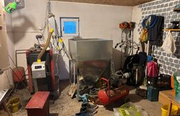 Casa in Iratosu cu teren, apa curentă, centrală termica , curte mare, livada