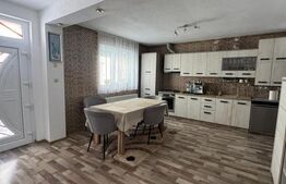 Casă în Șofronea cu 2 corpuri, 5 camere, terase, garaj și teren generos