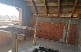 Casă individuală la rosu, 311 mp, teren 475 mp, în Sânnicolau Mic