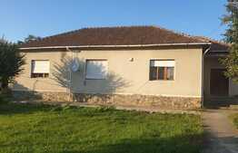 Casa individuala, 130 mp utili, teren 1800 mp, doua fronturi stradale, Subcetate