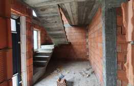 Casa la rosu de 140 mp utili, 300 mp teren, Livada!