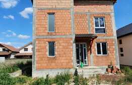 Casa la rosu de 140 mp utili, 300 mp teren, Livada!