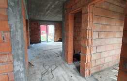 Casa la rosu de 140 mp utili, 300 mp teren, Livada!