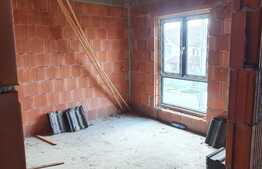 Casa la rosu de 140 mp utili, 300 mp teren, Livada!