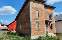 Casa la rosu de 140 mp utili, 300 mp teren, Livada!