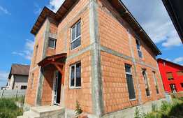 Casa la rosu de 140 mp utili, 300 mp teren, Livada!