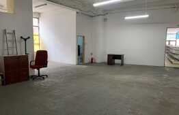 Spatiu comercial cu vitrina, 200 mp, zona Boul Rosu