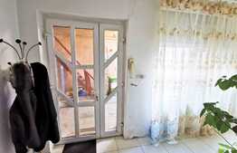 Apartament la casa cu 3 camere, 90 mp utili, curte, pod, zona Centrala