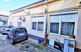 Apartament la casa cu 3 camere, 90 mp utili, curte, pod, zona Centrala