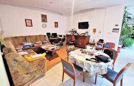 Apartament la casa cu 3 camere, 90 mp utili, curte, pod, zona Centrala