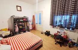 Apartament la casa cu 3 camere, 90 mp utili, curte, pod, zona Centrala